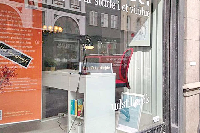 Hannibal Camel Holt a dat câteva interviuri chiar la el, în vitrină