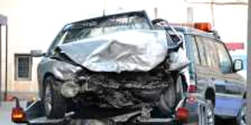 Epava autoturismului Ford Mondeo, în care şi-au pierdut viaţa doi bărbaţi, a fost dusă la Poliţia Rutieră, pentru expertizare Foto Marius M.