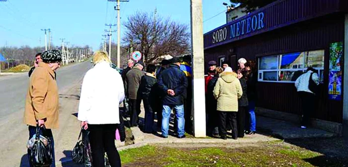 De o saptămână, angajaşii fabricii de mezeluri din Soroca încearcă să intre pe teritoriul companiei unde încă sunt angajaţi FOTO Observatorul de Nord