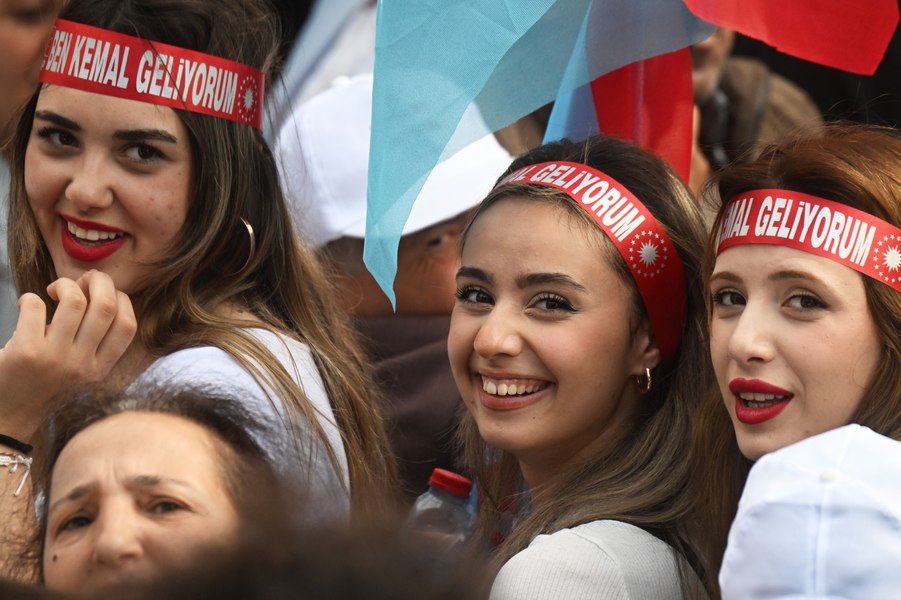 Victoria lui Erdogan ar putea alunga tinerii din Turcia. „Îmi iubesc țara, dar nu vreau să ajung ca femeile din Iran”