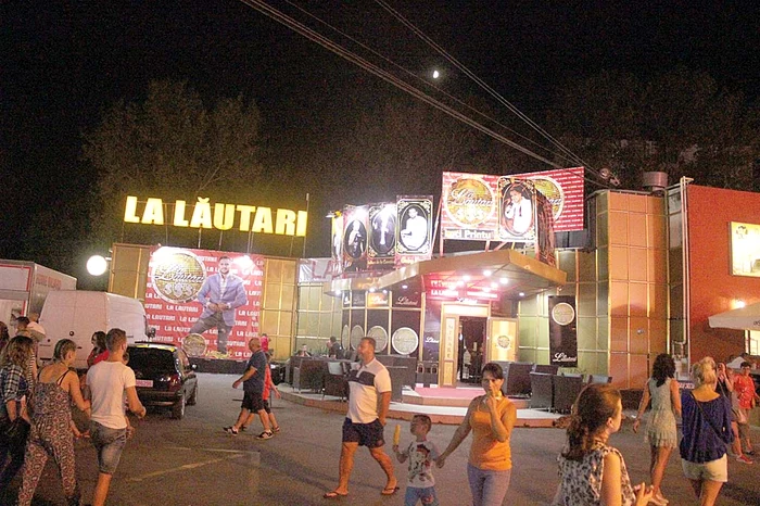 Restaurantele au program artistic cu manele