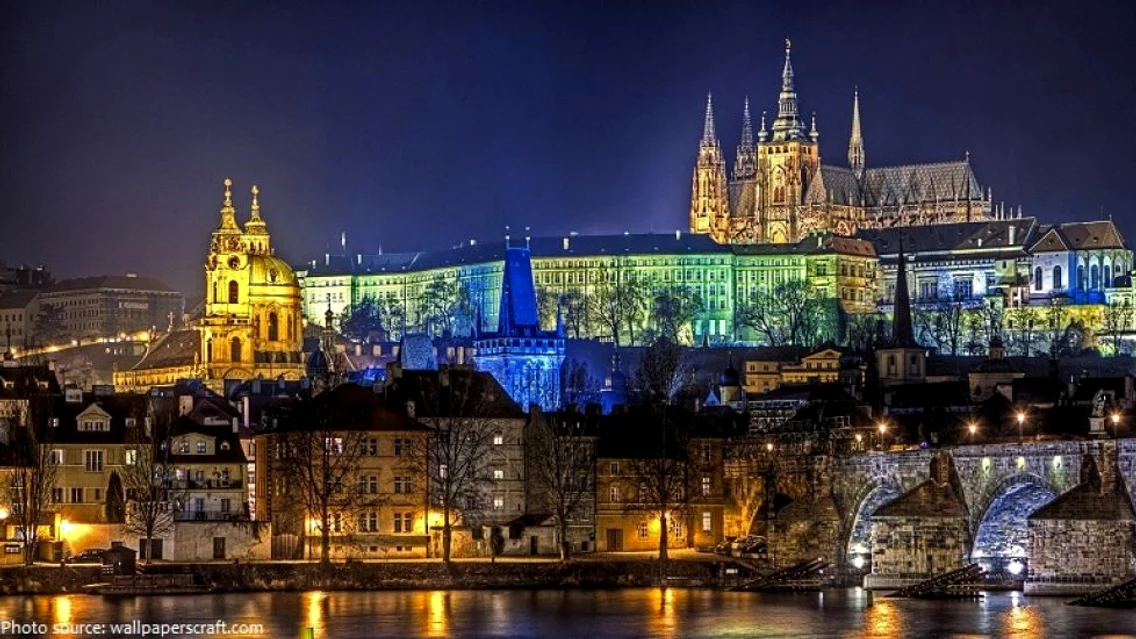 Cetatea Praga din Cehia cea mai mare fortificaţie veche din lume Foto wallpaperscraft com