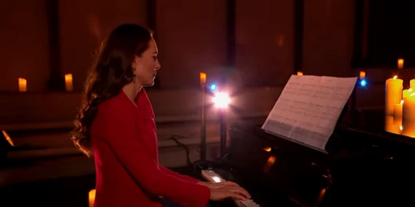 ducesa de Cambridge  canta la pian captura video
