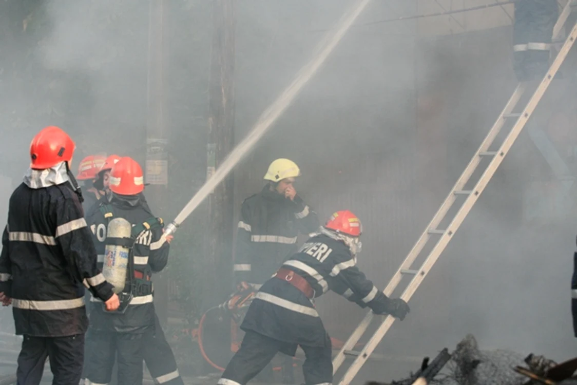 
    Două persoane au fost transportate la spital în urma deflagraţiei  