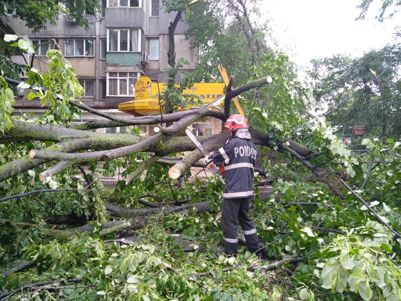 Furtuna a făcut prăpăd în județul Brăila: inundații, mașini avariate, localități fără energie electrică și zeci de apeluri la 112