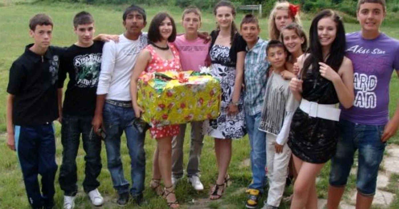 Mădălina Stoenică alături de elevii ei la sfîrşitul anului  2011