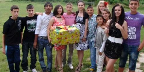 Mădălina Stoenică alături de elevii ei la sfîrşitul anului  2011