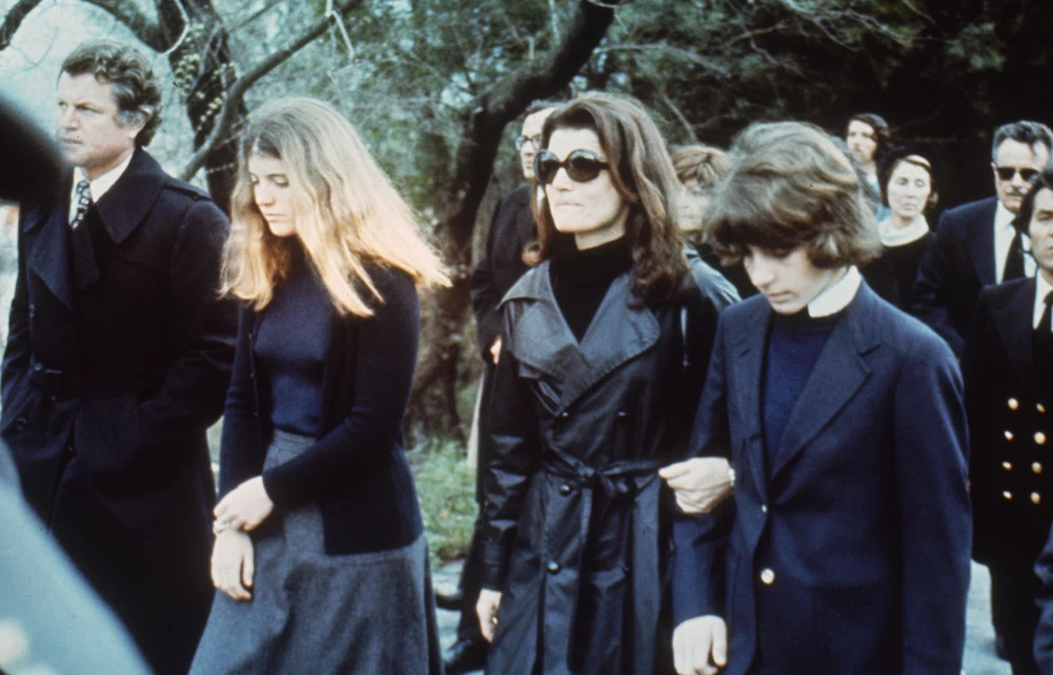 Jackie Kennedy și cei doi copii ai ei, Caroline și John, la înmormântarea lui Aristotel Onassis