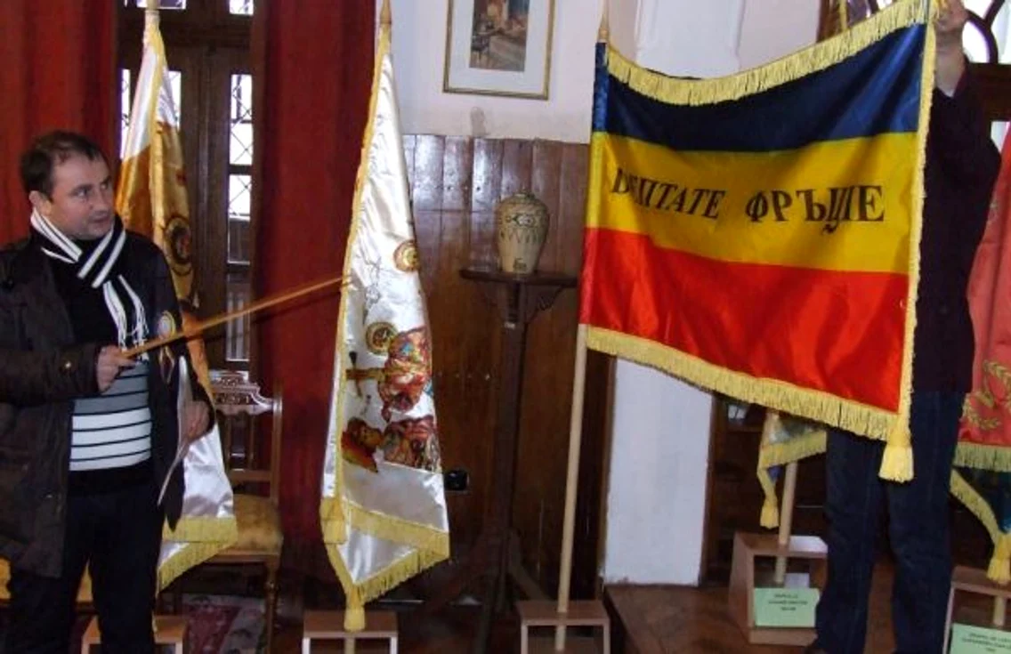 Steaguri istorice de pe vremea lui Şerban Cantacuzino până în zilele noastre - Muzeul Memorial Nicolae Bălcescu - Vâlcea Foto