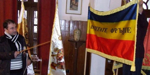Steaguri istorice de pe vremea lui Şerban Cantacuzino până în zilele noastre - Muzeul Memorial Nicolae Bălcescu - Vâlcea Foto