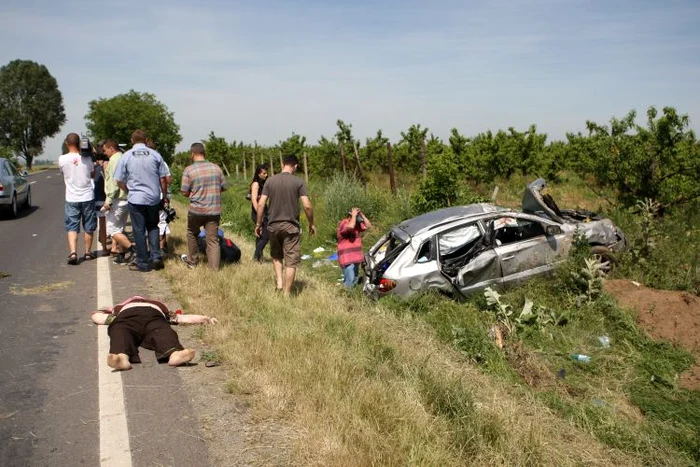 Mercedesul s-a răsturnat, Loganul a ajuns în vie, iar Renault-ul în şanţ