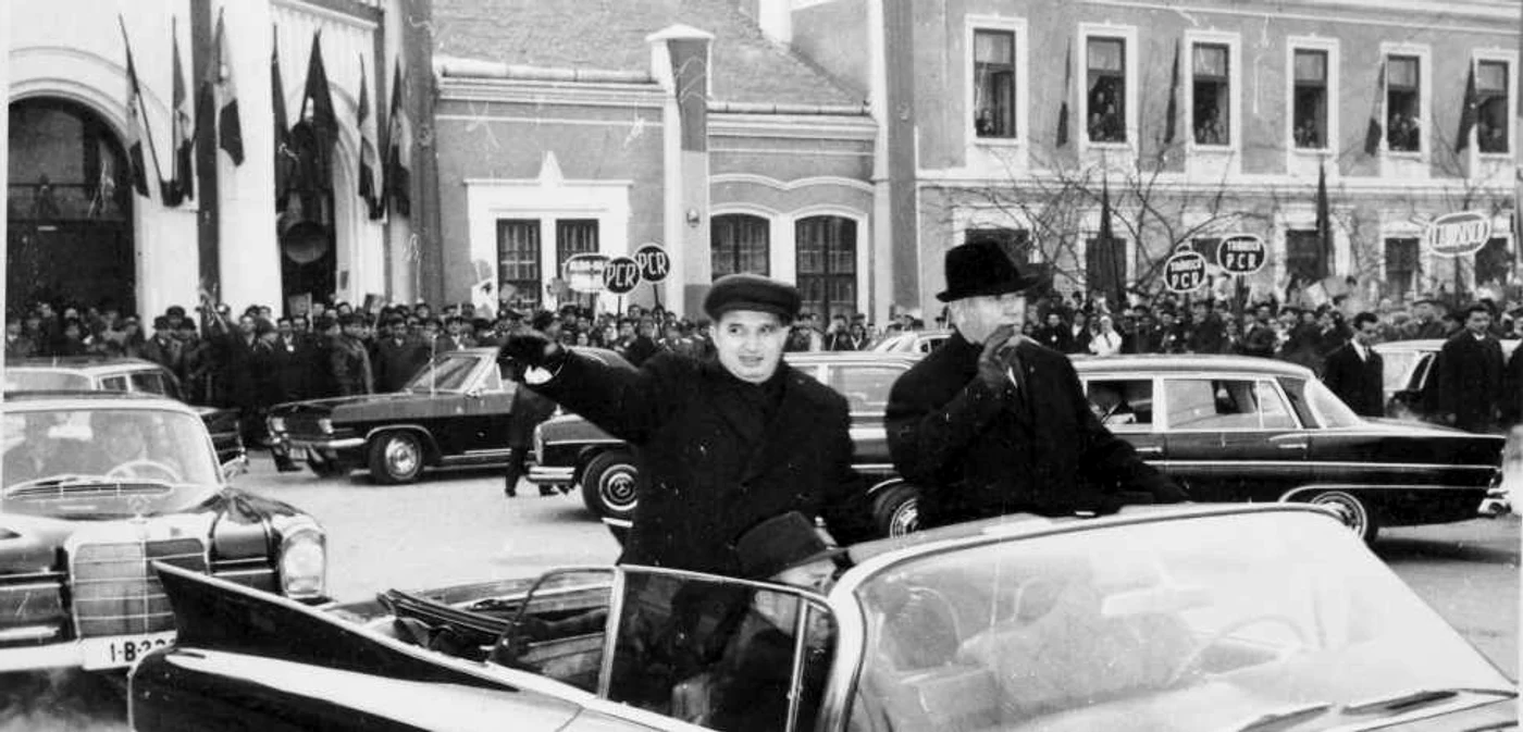 Nicolae Ceauşescu în maşina oficială, la plecarea din Gara Alba Iulia spre oraş. Foto Muzeul Unirii