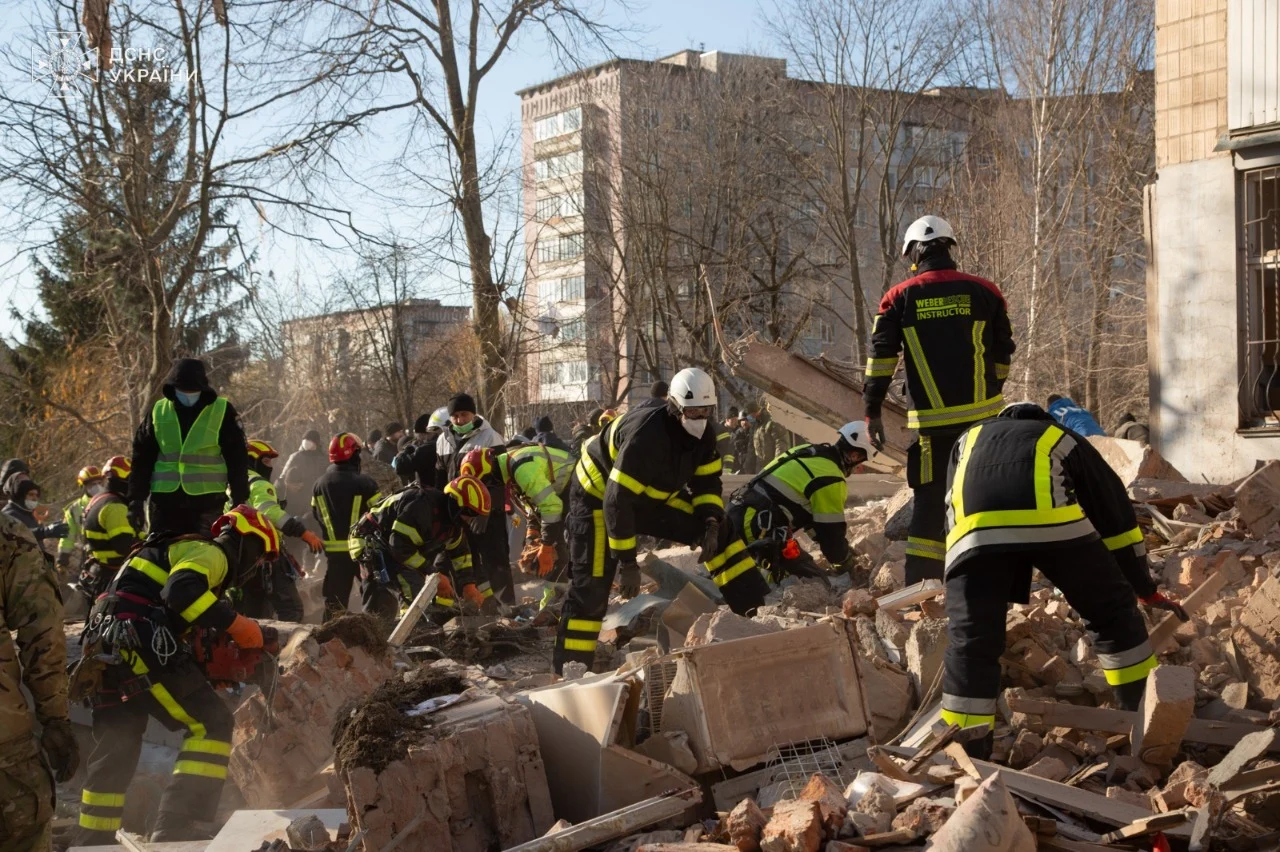 „Lucrăm doar cu mâinile”. Cursa contracronometru a salvatorilor din Ternopil, unde 22 de oameni sunt încă sub dărâmături