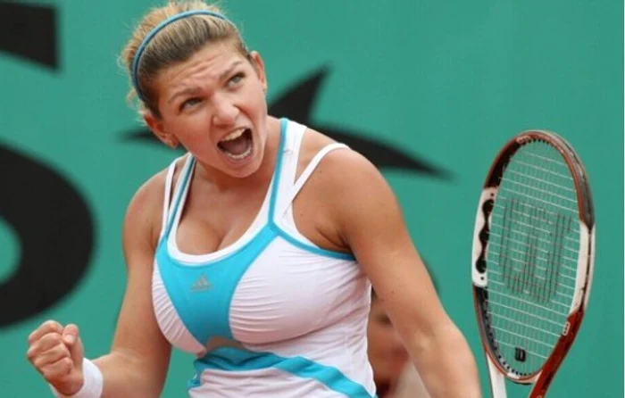 Simona Halep, în 2019, cu trofeul de la Wimbledonfoto: Getty Images