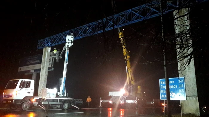Se lucrează la demolarea porţii de intrare în Timişoara dinspre Arad