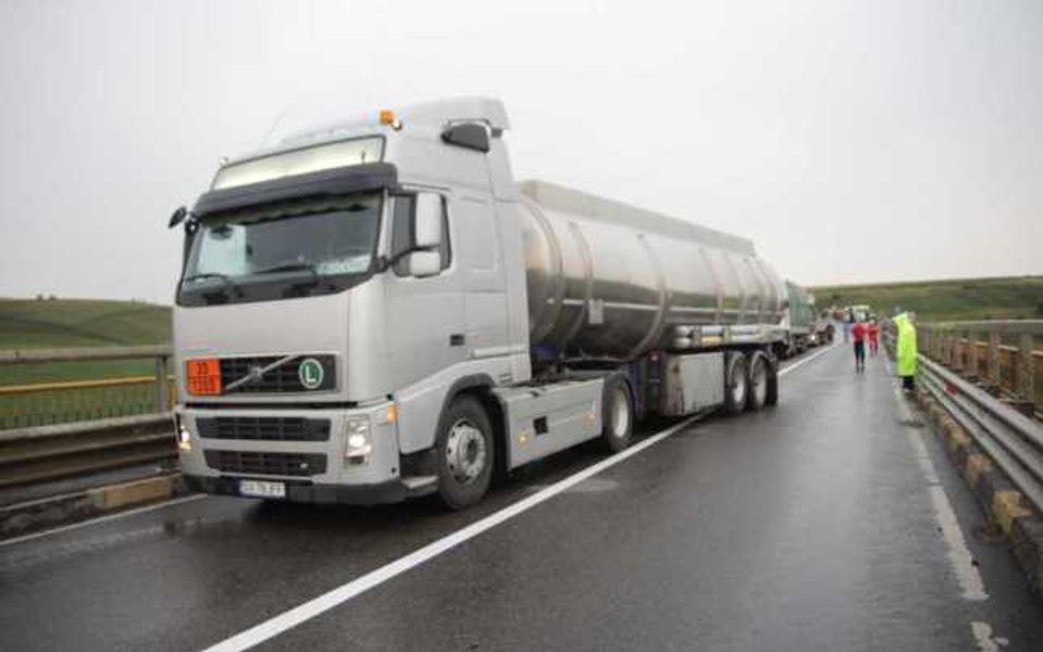 O autocisternă cu GPL a lovit un obiect din plastic în Dâmbovița. Sunt scurgeri minore de combustibil