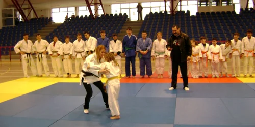 Alina Dumitru s-a luptat ieri cu Diana, o judoka de numai 5 ani din Severin