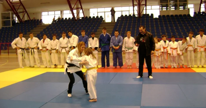 Alina Dumitru s-a luptat ieri cu Diana, o judoka de numai 5 ani din Severin