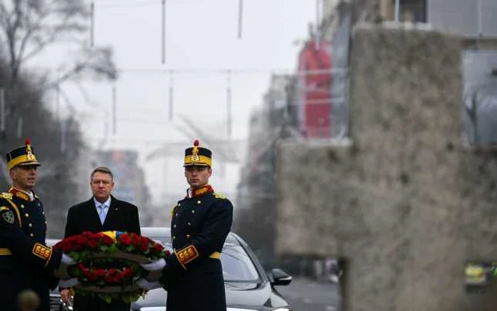 Klaus Iohannis a depus vineri o coroană, în Piaţa Universităţii, în memoria victimelor Revoluţiei din 1989. Foto: presidency.ro.