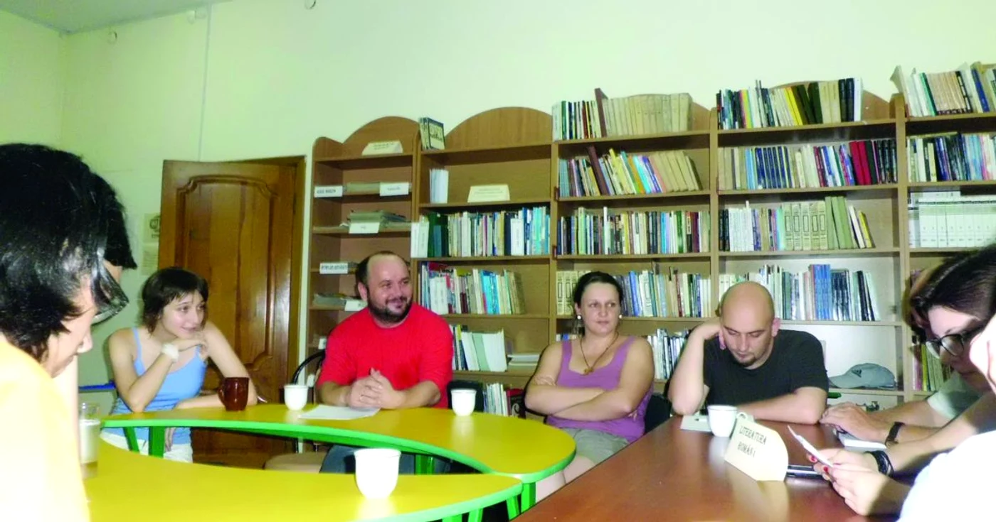 Scriitorii Dumitru Crudu, Moni Stăvilă şi Alexandru Vakulovski, în rol de profesori