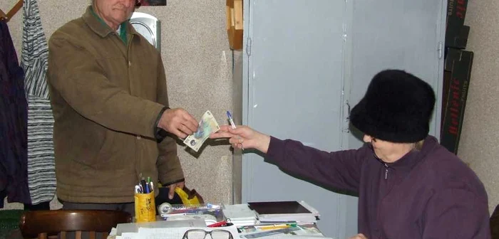 În ciuda facturilor mari, pensionarii îşi plătesc constant întreţinerea