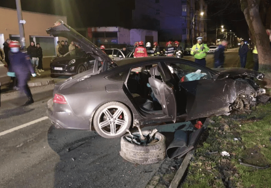 Mașină proiectată într-un copac, la Sibiu, în urma coliziunii cu alte două vehicule. Șoferul încarcerat a refuzat mersul la spital