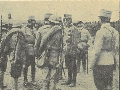 22 martie 1917, Răcăciuni. Regele Ferdinand, împreună cu generalul Alexandru Averescu, în fața combatanților din Divizia a 8-a (© Mareșal Alexandru Averescu, Notite zilnice din războiu (1916-1918), Editura Cultura Națională, 1935, p 146.)