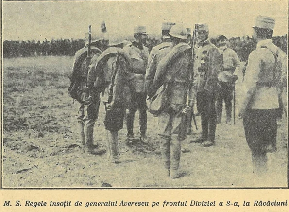 22 martie 1917, Răcăciuni. Regele Ferdinand, împreună cu generalul Alexandru Averescu, în fața combatanților din Divizia a 8-a (© Mareșal Alexandru Averescu, Notite zilnice din războiu (1916-1918), Editura Cultura Națională, 1935, p 146.)