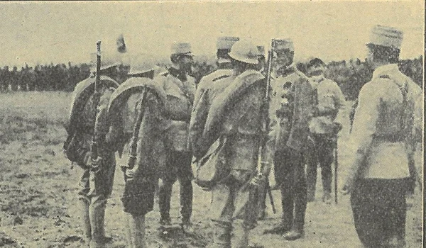22 martie 1917, Răcăciuni. Regele Ferdinand, împreună cu generalul Alexandru Averescu, în fața combatanților din Divizia a 8-a (© Mareșal Alexandru Averescu, Notite zilnice din războiu (1916-1918), Editura Cultura Națională, 1935, p 146.)
