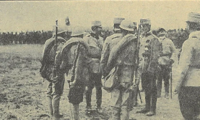 22 martie 1917, Răcăciuni. Regele Ferdinand, împreună cu generalul Alexandru Averescu, în fața combatanților din Divizia a 8-a (© Mareșal Alexandru Averescu, Notite zilnice din războiu (1916-1918), Editura Cultura Națională, 1935, p 146.)