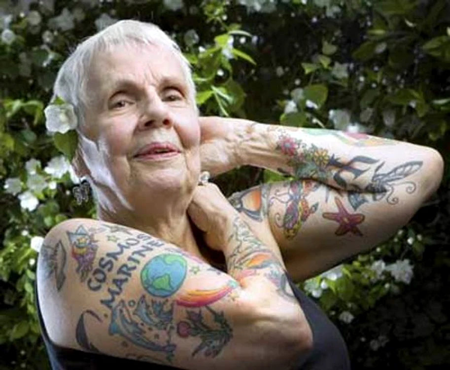 
    Nimeni nu s-ar fi gândit câte tatuaje ascunde acest bătrânel pe dedesubtul hainelorFoto: mymodernmet.com  