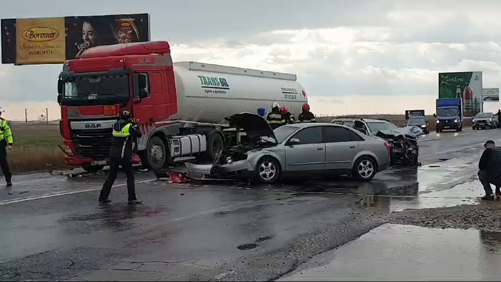 Pericol de explozie din cauza unui carambol rutier produs în fața unei benzinării VIDEO