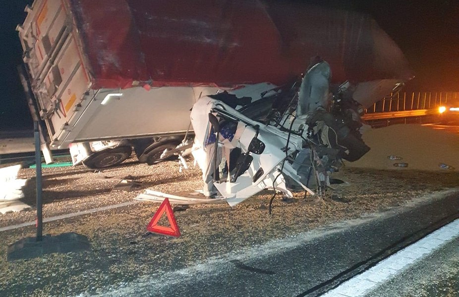 Accident grav între două tiruri pe A2. Un bărbat este rănit