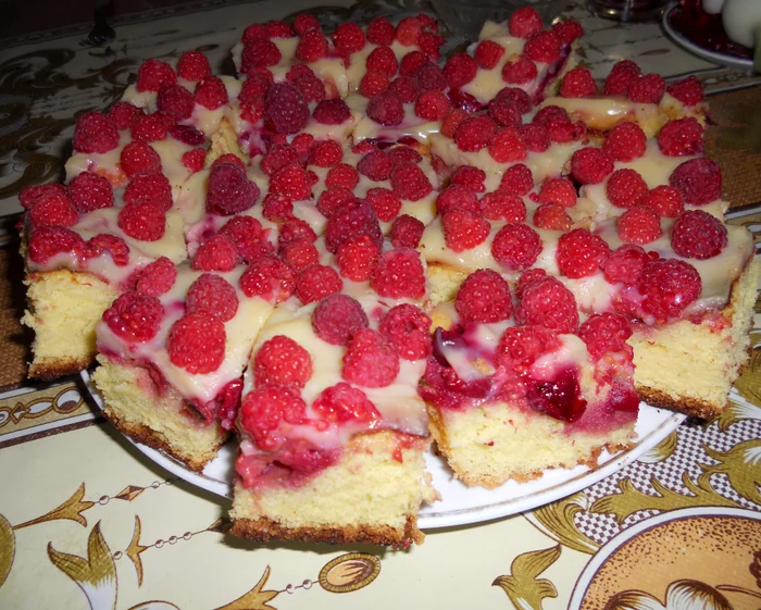 
    Prăjitură cu vişine şi zmeură  