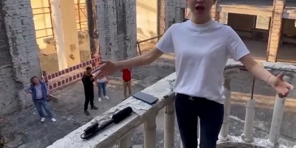 Cantareata de opera Wang Fang canta Katiusa in ruinele teatrului din Mariupol FOTO The Telegraph jpeg