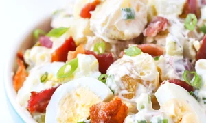 Salata de cartofi cu bacon si oua jpeg
