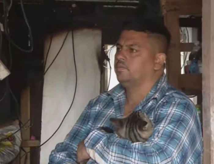 César, alături de pisica lui (Foto: captură video)