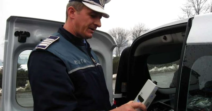 Bărbatul a fost descoperit băut la volan