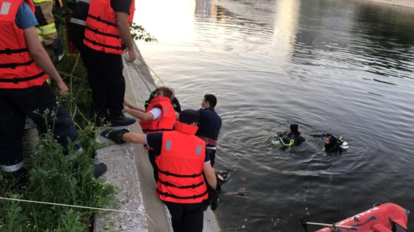 
    Potrivit ISU, cel care a intrat primul în apă este un minor de 16 ani, care a reuşit să se salveze până la sosirea echipajelorFoto: ISU București-Ilfov  