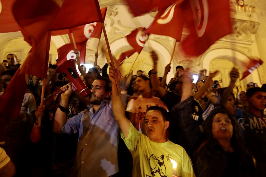 Tunisienii au luat cu asalt străzile pentru a protesta faţă de extinderea mişcărilor extremiste islamice FOTO Reuters