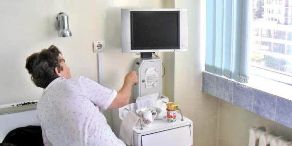 Pacienţii câtorva spitale din Cluj-Napoca sunt revoltaţi pentru că trebuie să dea bani ca să urmărească emisiunile favorite  