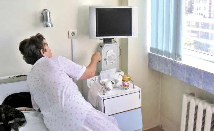 Pacienţii câtorva spitale din Cluj-Napoca sunt revoltaţi pentru că trebuie să dea bani ca să urmărească emisiunile favorite
