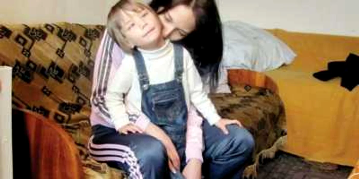 Denisa trăieşte cu mama ei într-o garsonieră de 20 de metri pătraţi