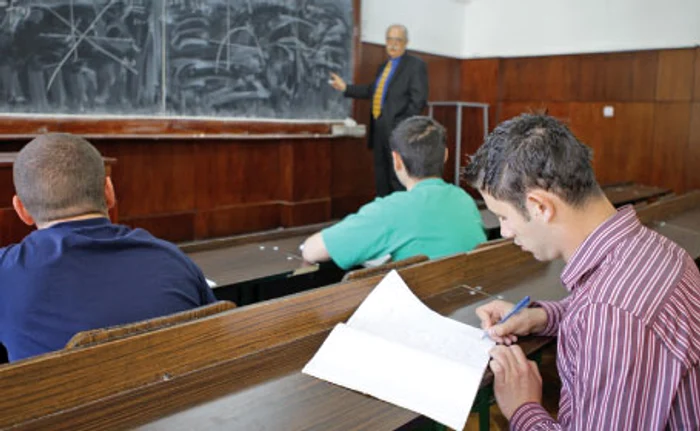 Profesorii cred că studenţii care copiază la examene îşi fură singuri căciula