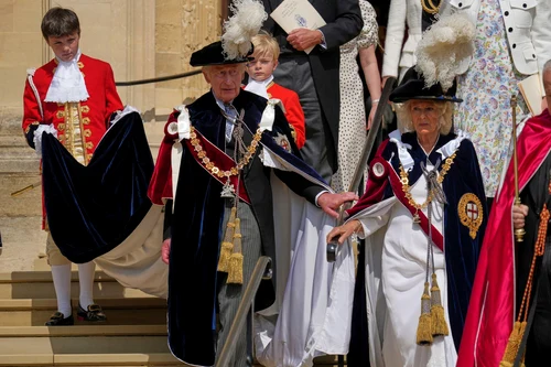Regele Charles, Regina Camilla și pajii de onoare