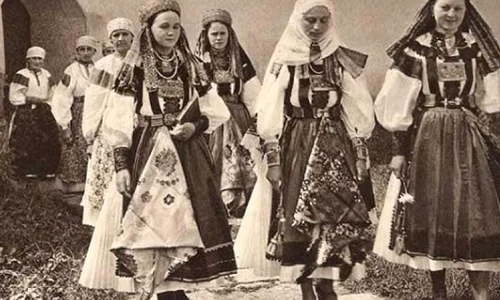 Tradiţiile erotice bizare din trecutul românilor: fete măritate „cu gardul“, cearşaful înroşit prezentat întregului sat şi rolul naşului în viaţa sexuală a cuplului jpeg