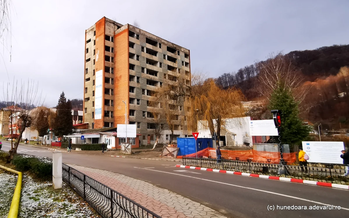Blocul fantomă din Uricani. Foto: Daniel Guță