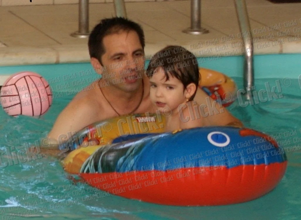 Dan Negru se relaxeaza la piscina cu familia