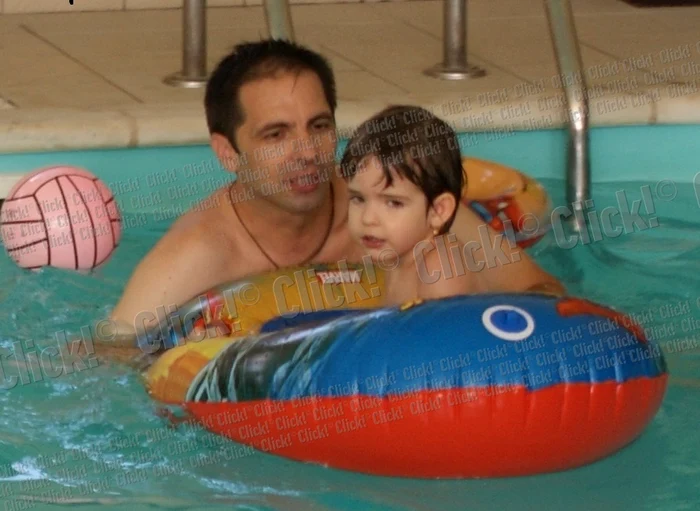 Dan Negru se relaxeaza la piscina cu familia