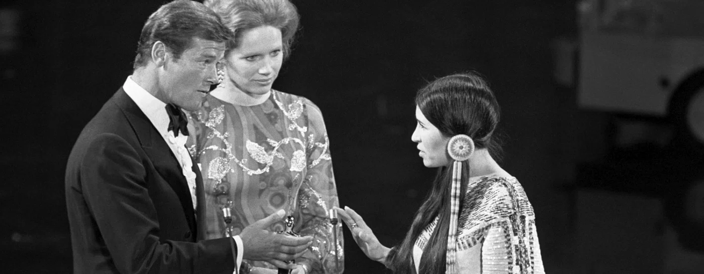 Sacheen Littlefeather l-a reprezentat pe Marlon Brando la premiile Oscar  în 1973